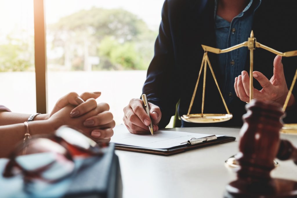 تفاوت کارآموز وکالت با وکیل پایه یک دادگستری